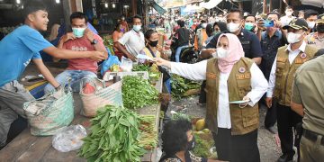 Terus Himbau Masyarakat Peduli Prokes, Bupati dan Wabup Bengkalis Tinjau Pasar di Mandau dan Bathsol