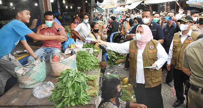 Terus Himbau Masyarakat Peduli Prokes, Bupati dan Wabup Bengkalis Tinjau Pasar di Mandau dan Bathsol