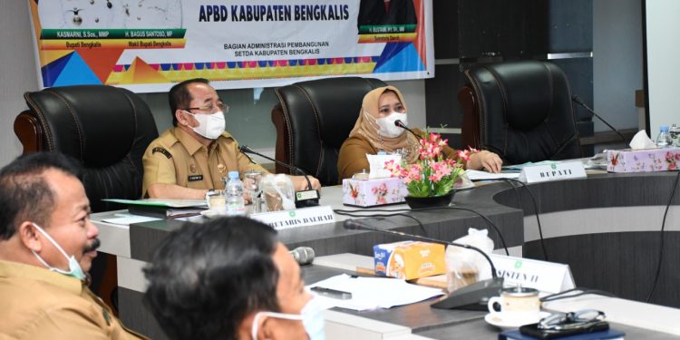 Pimpin Rapat Evaluasi, Bupati Kasmarni Minta Seluruh PD Percepat Serapan Anggaran