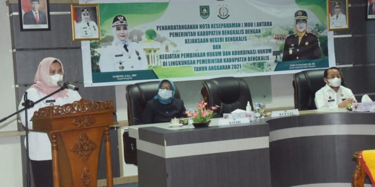 Buka Pembinaan dan Koordinasi Hukum, Bupati Kasmarni Ingatkan ASN Jangan Buat Kebijakan Diluar Aturan