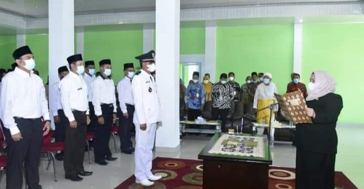 Di Bathin Solapan Bupati Kasmarni Lantik Pj Desa Kesumbo Ampai dan Anggota BPD di Lima Desa