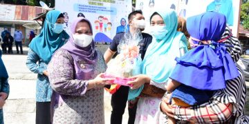 Serahkan Sejumlah Bantuan, Bupati Kasmarni Harapkan Stunting Menurun