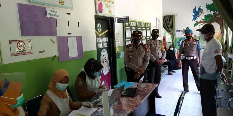 Polsek Kuantan Hilir Laksanakan Pengamanan Vaksinasi Covid19 di 3 Titik