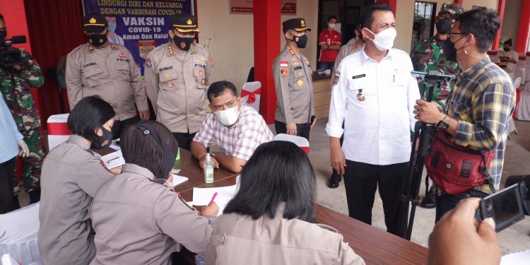 Gubenur Kepri Bersama Kapolda dan Danrem 033/WP Tinjau Vaksinasi Tempat Karantina di Kabupaten Karimun