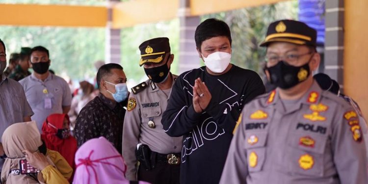 Bupati dan Kapolres Kuansing Tinjau Pelaksanaan Vaksinasi Sempena HUT Bhayangkara ke 75