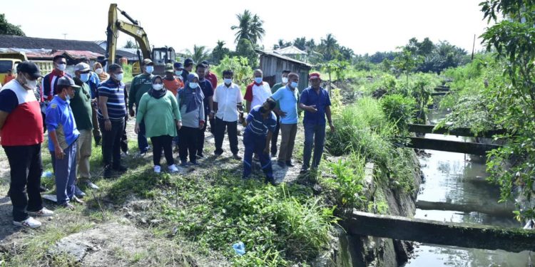 Bupati Kasmarni Gotong Royong Bersama Warga Kelurahan Babussalam