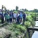 Bupati Kasmarni Gotong Royong Bersama Warga Kelurahan Babussalam