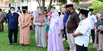 Tinijau Pelaksanaan Hewan Qurban, Bupati Kasmarni Qurbankan 1 Ekor Sapi Untuk Masyarakat