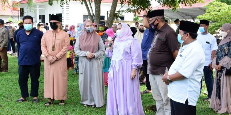 Tinijau Pelaksanaan Hewan Qurban, Bupati Kasmarni Qurbankan 1 Ekor Sapi Untuk Masyarakat