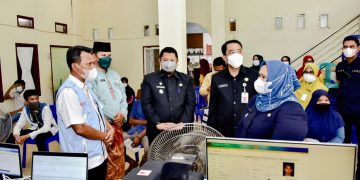 Bupati Kasmarni Tinjau Pelayanan Jemput Bola Kependudukan di Pematang Pudu
