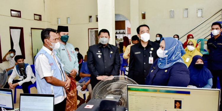 Bupati Kasmarni Tinjau Pelayanan Jemput Bola Kependudukan di Pematang Pudu