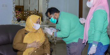 Bupati Kasmarni Lakukan Vaksinasi Covid-19 Dosis Dua