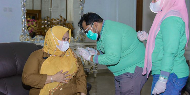 Bupati Kasmarni Lakukan Vaksinasi Covid-19 Dosis Dua