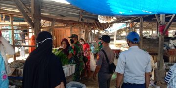 Personil Koramil Mandau Himbau Pengunjung Pasar Sidomulyo Taati Prokes