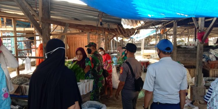 Personil Koramil Mandau Himbau Pengunjung Pasar Sidomulyo Taati Prokes