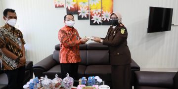 Bupati Kasmarni Berikan Surprise Sempena Hari Adhyaksa Ke-61