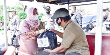 Hari Jadi Bengkalis, Bupati Kasmarni Beri Bingkisan Sembako Untuk Abang Becak