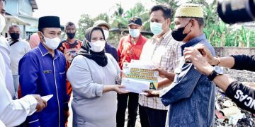 Bupati Kasmarni Serahkan Bantuan Kepada Korban Kebakaran di Bukit Batu