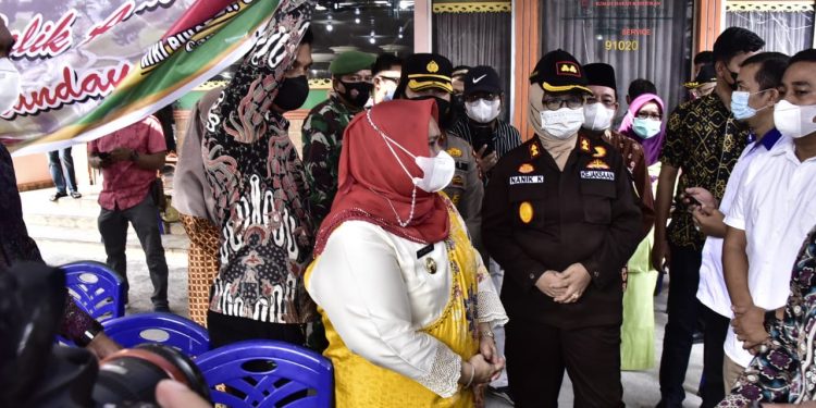 Tinjau Kegiatan Yustisi Prokes Covid-19 di Duri, Kasmarni : Sebagai Edukasi Kepada Masyarakat