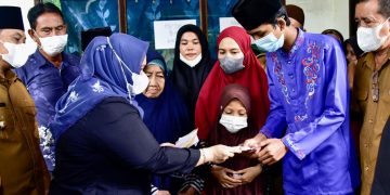 Bupati Kasmarni Berikan Jaminan Pekerjaan Anak Sulung Korban Kecelakaan Suami Istri di Bantan