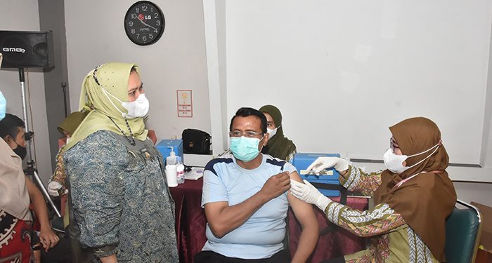Bupati Kasmarni Apresiasi Vaksinasi Manager dan Karyawan Hotel di Duri