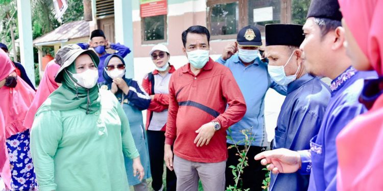 Kasmarni Siap Benahi Sarana Pendidikan dan Infrastruktur Di Kampung Bagan Benio