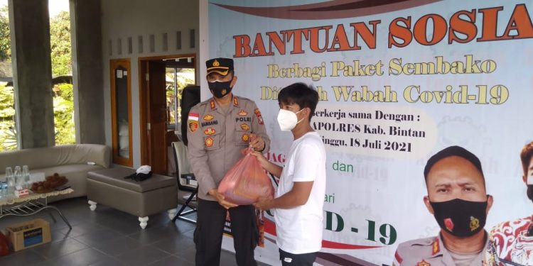 Yayasan Segantang Lada Bagikan 600  Paket Sembako  Bagi Warga Terpapar Covid 19