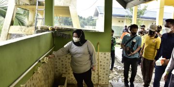 Bupati Kasmarni Ikut Gotong Royong di Pelabuhan Ro-Ro