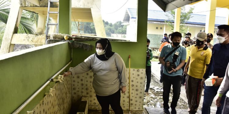 Bupati Kasmarni Ikut Gotong Royong di Pelabuhan Ro-Ro