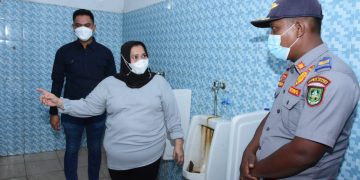 Tinjau Toilet Roro Sungai Selari, Bupati Kasmarni Minta Petugas Perhatikan Kebersihan