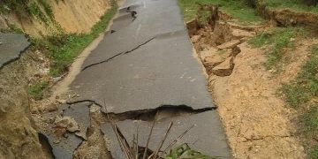Akibat Hujan Lebat Ruas Jalan Pulau Aro – Pulau Kedundung, Kuansing Amblas