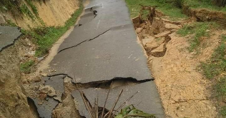 Akibat Hujan Lebat Ruas Jalan Pulau Aro – Pulau Kedundung, Kuansing Amblas