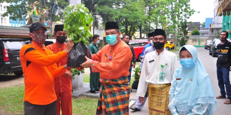 DLHK Riau Serahkan 14.000 Bibit Tanaman untuk Penghijauan