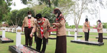 Wakili Bupati Bengkalis, Sekda Tabur Bunga di Makam Pahlawan Sempena HUT Pramuka Ke-60