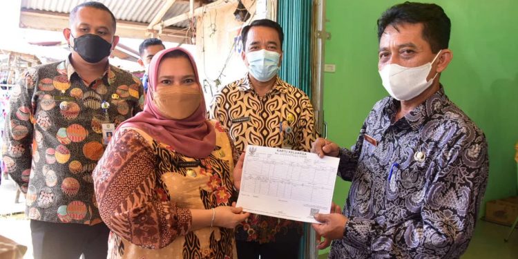 Tinjau Pelayanan UPT Disdukcapil Bandar Laksamana, Bupati Kasmarni Tanyakan Pelayanan ke Warga