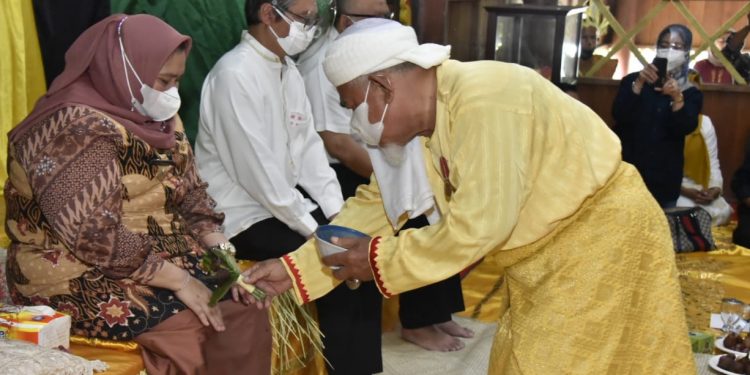 Didoakan Lewat Prosesi Adat Sakai, Bupati Kasmarni Harapkan PT PHR  Kolaborasi Bangun Negeri