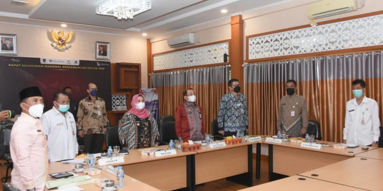 Bupati Kasmarni Ikuti Rakornas Pengendalian Inflasi 2021