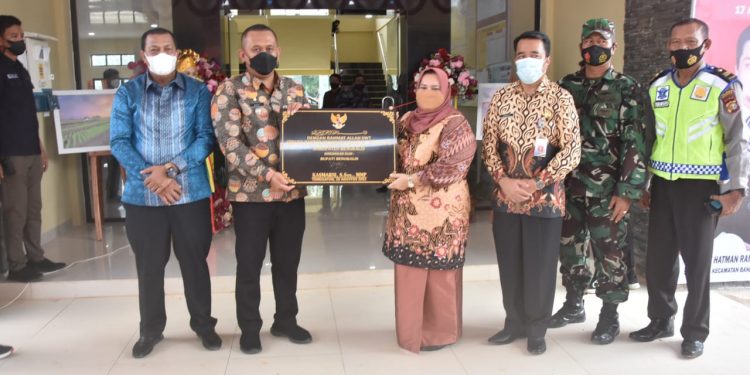 Bupati Resmikan Gedung Kantor Camat Bandar Laksamana,  Pelayanan Harus Meningkat