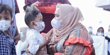 Buka Puasa Hari Asyuro, Bupati Kasmarni Terenyuh Lihat Tangisan Anak Yatim, ‘Pelukan Hangat Seorang Ibu Tenangkannya”
