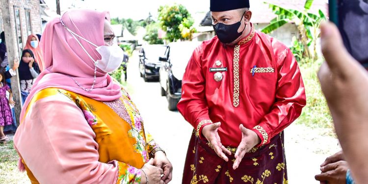 Respon Keluhan Warga, Bupati Kasmarni Cek Kerusakan Jalan di Pematang Pudu