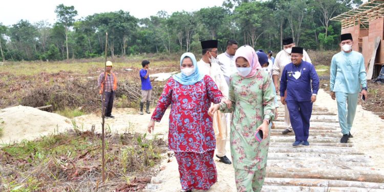 Gorengan di Serai Wangi Itu Penganjal Perut Ibu Bupati Kasmarni