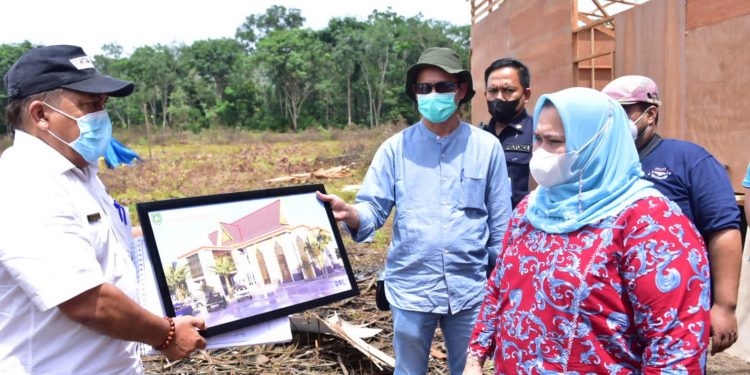 Tinjau Pembangunan Kantor Camat Talang Muandau, Bupati Kasmarni Minta Doa dan Dukungan Masyarakat