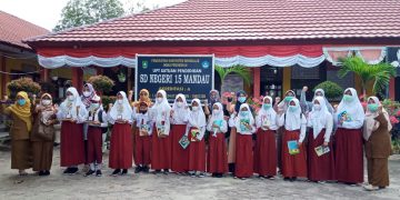 Sederhana Tapi Bermakna, Siswa SDN 15 Mandau Ceria Terima Hadiah Lomba