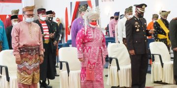 Kenakan Pakaian Adat Melayu, Bupati Kasmarni Ikuti Upacara Detik-detik Proklamasi Secara Virtual