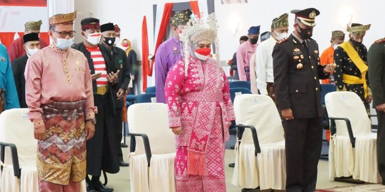 Kenakan Pakaian Adat Melayu, Bupati Kasmarni Ikuti Upacara Detik-detik Proklamasi Secara Virtual