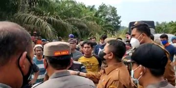 Camat Mandau Tenangkan Masa Yang Blokade Penyegelan PKS PT SIPP