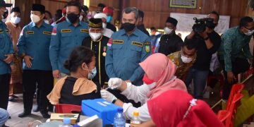 Ditinjau Kapolda dan Gubri, Ratusan Warga Sakai di Kesumbo Ampai Antusias Jalani Vaksinasi Covid19