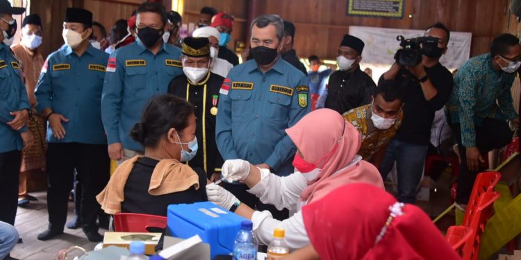 Ditinjau Kapolda dan Gubri, Ratusan Warga Sakai di Kesumbo Ampai Antusias Jalani Vaksinasi Covid19