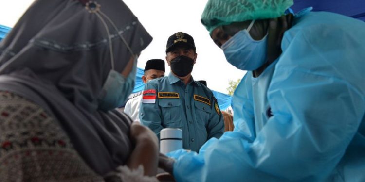 Gerak Cepat Serbuan Vaksin TNI AL Dumai, Warga Antusias Disuntik
