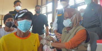 Ratusan Warga Suku Laut di Inhil Riau Disuntik Vaksin COVID-19